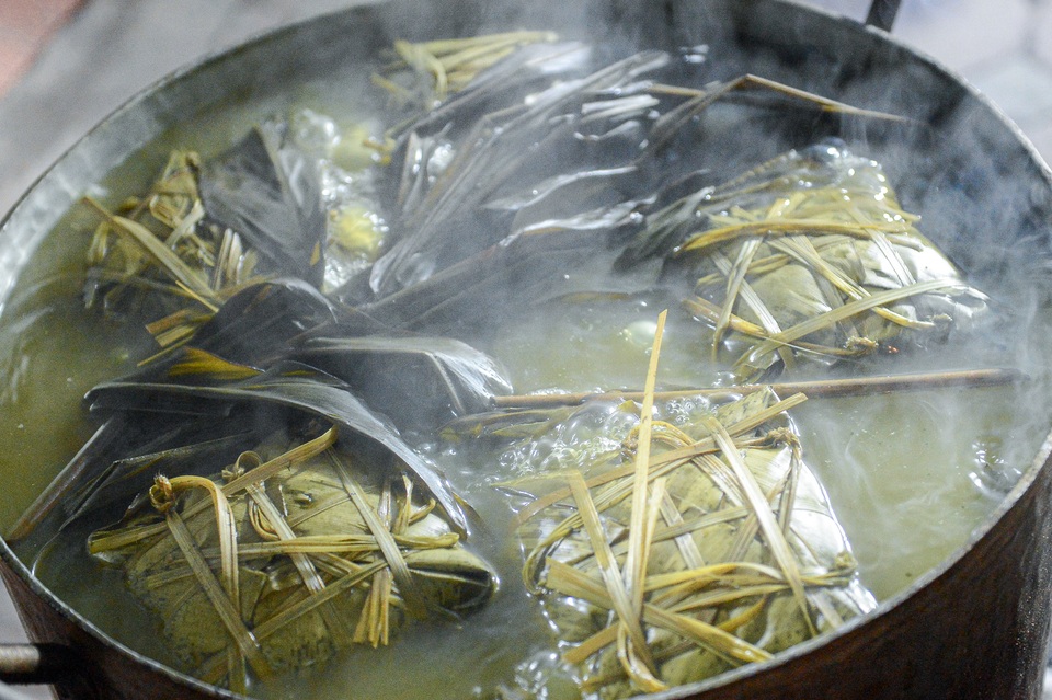 Người dân Hà Nội thức xuyên đêm luộc bánh chưng ở vỉa hè - 9 Người dân Hà Nội thức xuyên đêm luộc bánh chưng ở vỉa hè - 9