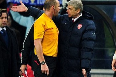 Wenger công kích trọng tài Hansson là “kẻ bất tài”