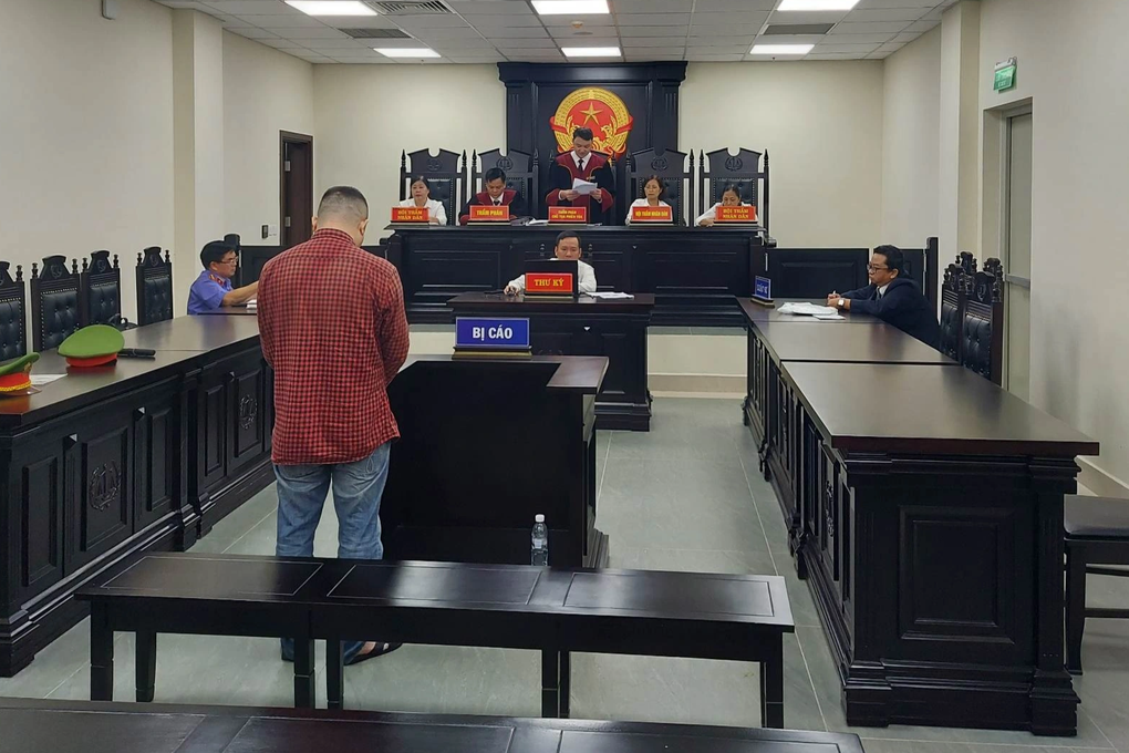 Cựu cán bộ công an lĩnh 13 năm tù vì lừa đảo - 1 Cựu cán bộ công an lĩnh 13 năm tù vì lừa đảo - 1