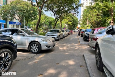 Nhiều người mua ô tô cuối tuần mới đi nhưng cả tuần tìm chỗ gửi