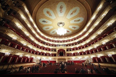 Chiêm ngưỡng vẻ đẹp lộng lẫy của nhà hát nổi tiếng Nga