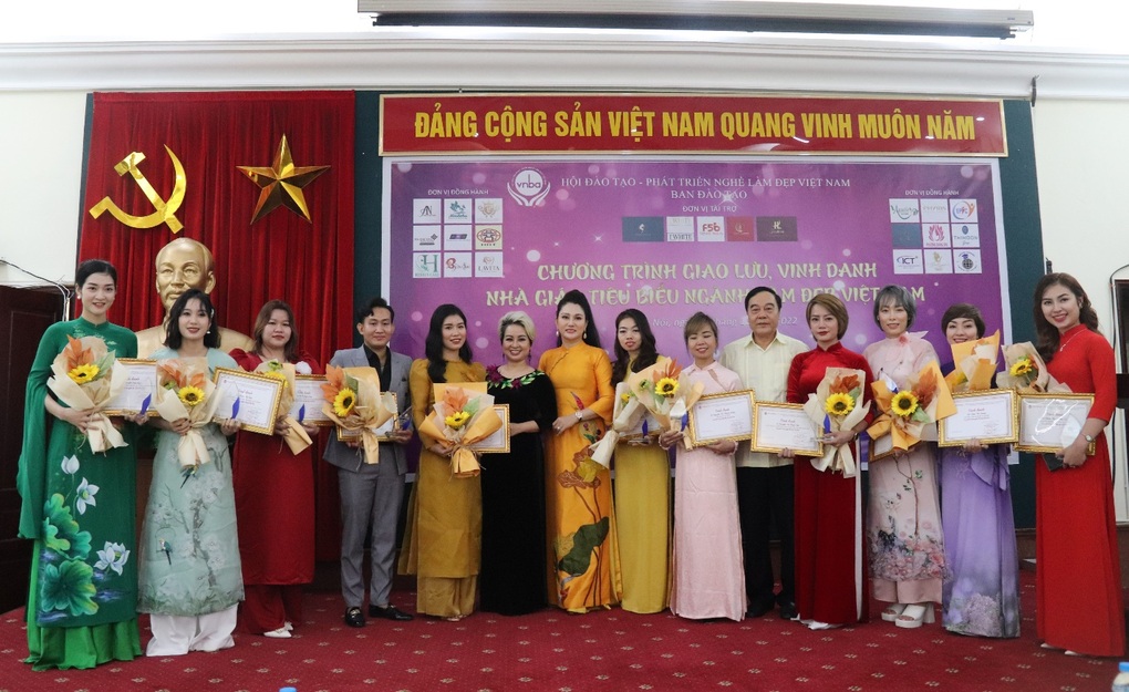 Vinh danh 22 giáo viên tiêu biểu nghề chăm sóc sắc đẹp - 2 Vinh danh 22 giáo viên tiêu biểu nghề chăm sóc sắc đẹp - 2