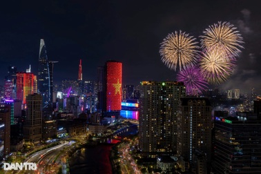 Pháo hoa nghệ thuật trên bầu trời TPHCM trước ngày đại lễ 30/4