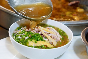 Quán phở từng bị chê sai vị nhưng 3 năm liền đạt Michelin, chủ quán nói gì?