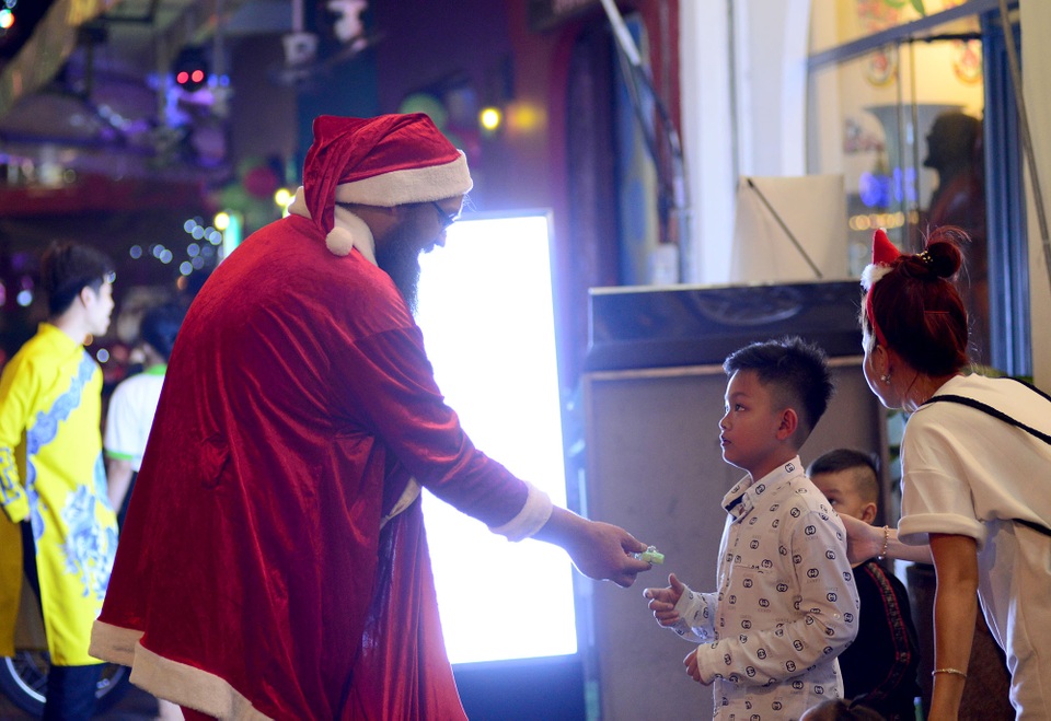 Những em bé đáng yêu trong đêm Giáng sinh trên phố Tây Sài Gòn - 14 Những em bé đáng yêu trong đêm Giáng sinh trên phố Tây Sài Gòn - 14