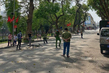 Cụ bà bị học sinh đi xe đạp tông nguy kịch trên phố đi bộ hồ Gươm