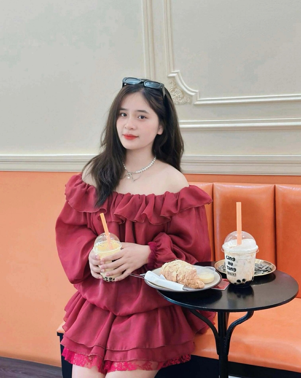 Hoa khôi bóng đá vùng cao diện áo bà ba, gây sốt với màn sút bóng tung lưới - 4 Hoa khôi bóng đá vùng cao diện áo bà ba, gây sốt với màn sút bóng tung lưới - 4