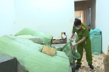 Công an TP Pleiku phối hợp kiểm tra số pháo nghi là giả