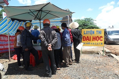 “Lò” luyện thi nhộn nhịp vào mùa