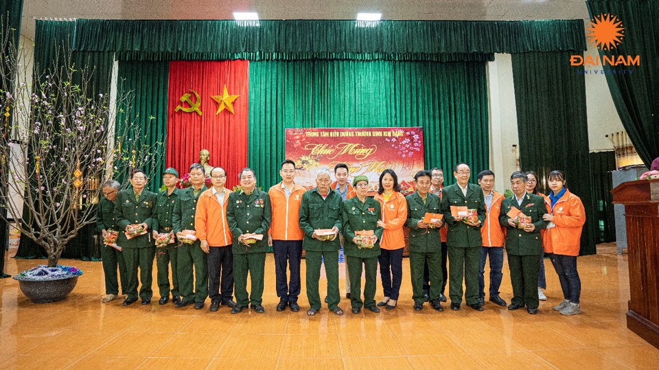 Tấm bánh nghĩa tình đặc biệt của sinh viên dành tới các hoàn cảnh khó khăn - 12 Tấm bánh nghĩa tình đặc biệt của sinh viên dành tới các hoàn cảnh khó khăn - 12