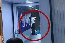 Hành khách Trung Quốc chặn cửa máy bay để chờ con gái mua sắm