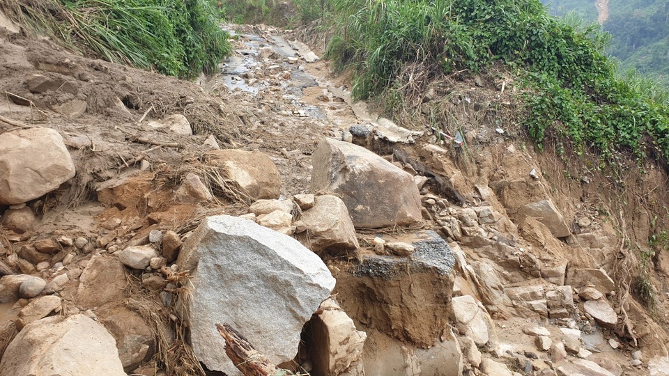 Chi chít những điểm sạt lở trên đường đi cứu hộ 11 người bị vùi lấp - 11 Chi chít những điểm sạt lở trên đường đi cứu hộ 11 người bị vùi lấp - 11