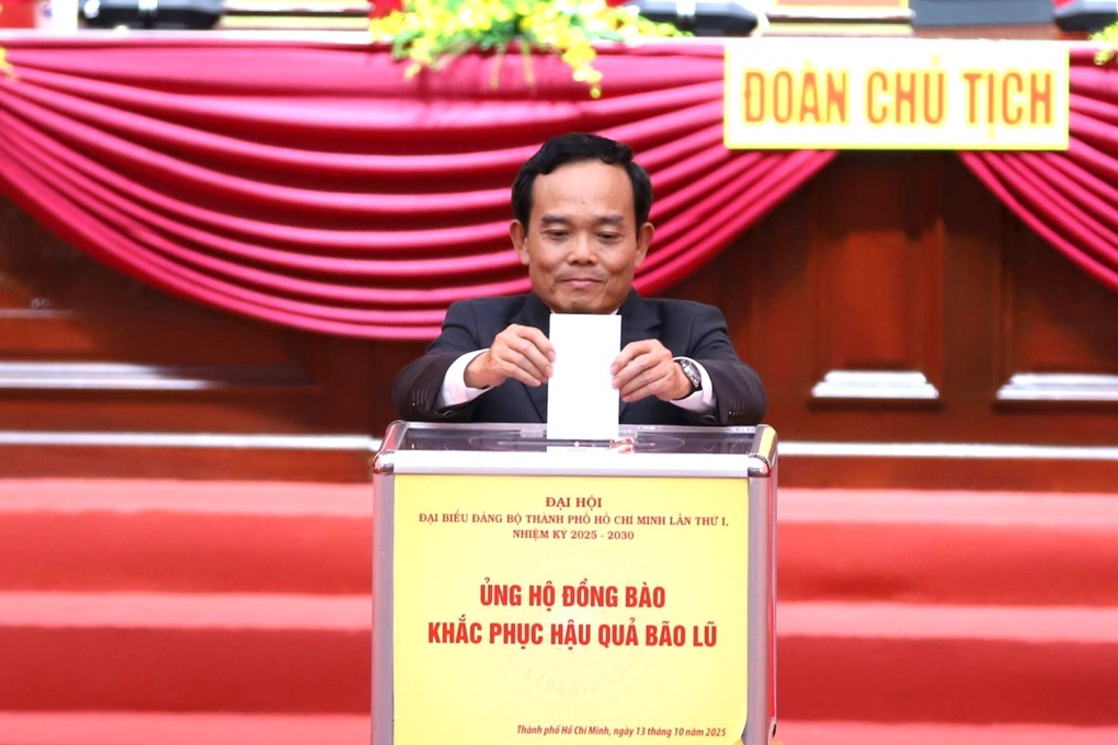 Đại biểu dự Đại hội Đảng bộ TPHCM ủng hộ đồng bào khắc phục hậu quả bão lụt - 1