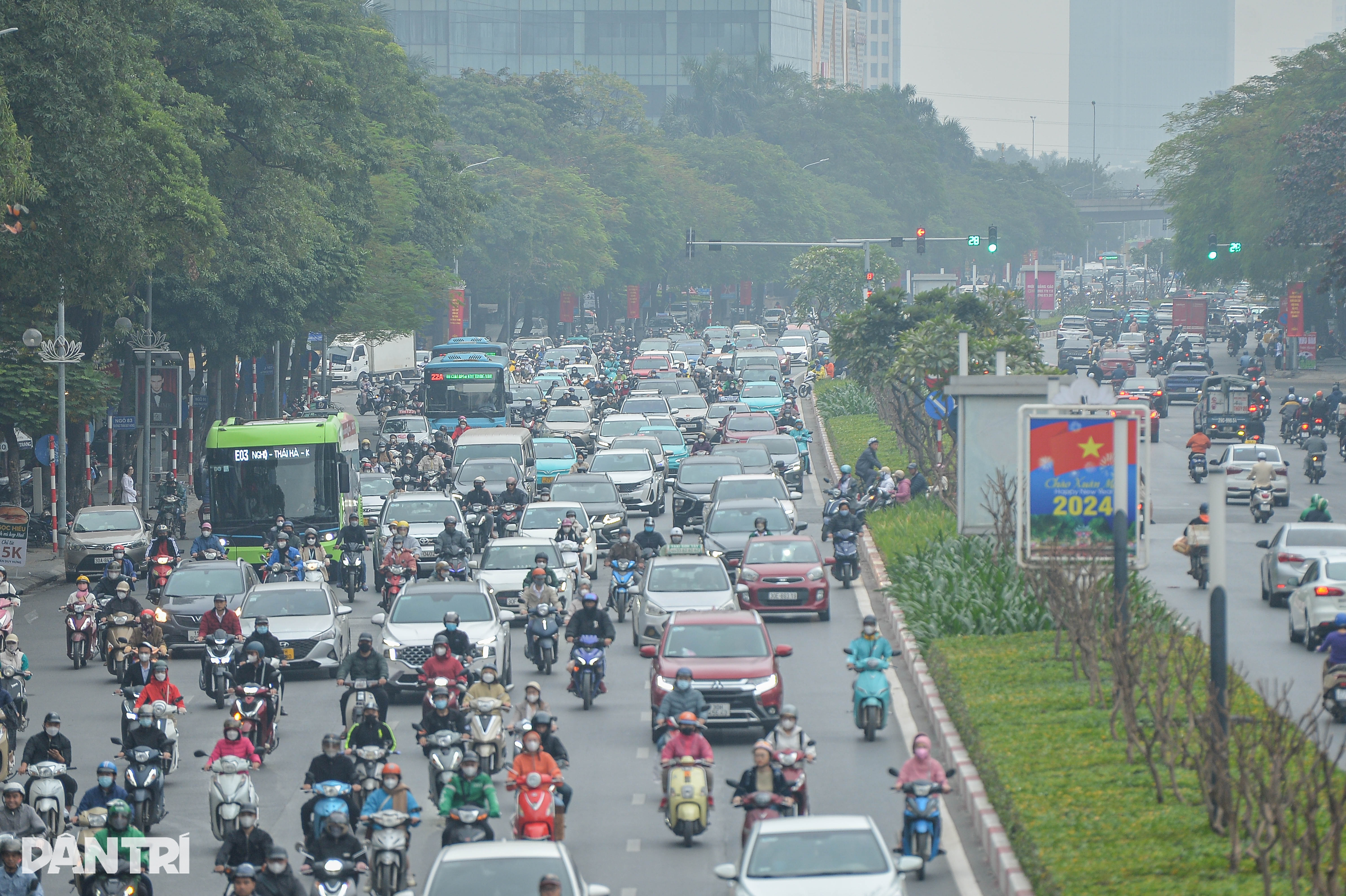 2024年最初の仕事日に交通渋滞、人々は苦労 - 8 Đường phố ùn tắc, người dân chật vật trong ngày đi làm đầu năm 2024 - 8