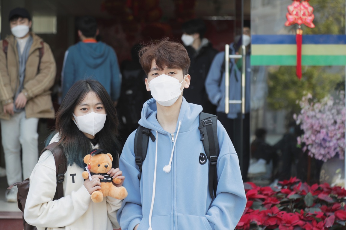 Hiệu trưởng tặng gấu cho sinh viên ngày Valentine - ngày trở lại trường - 4