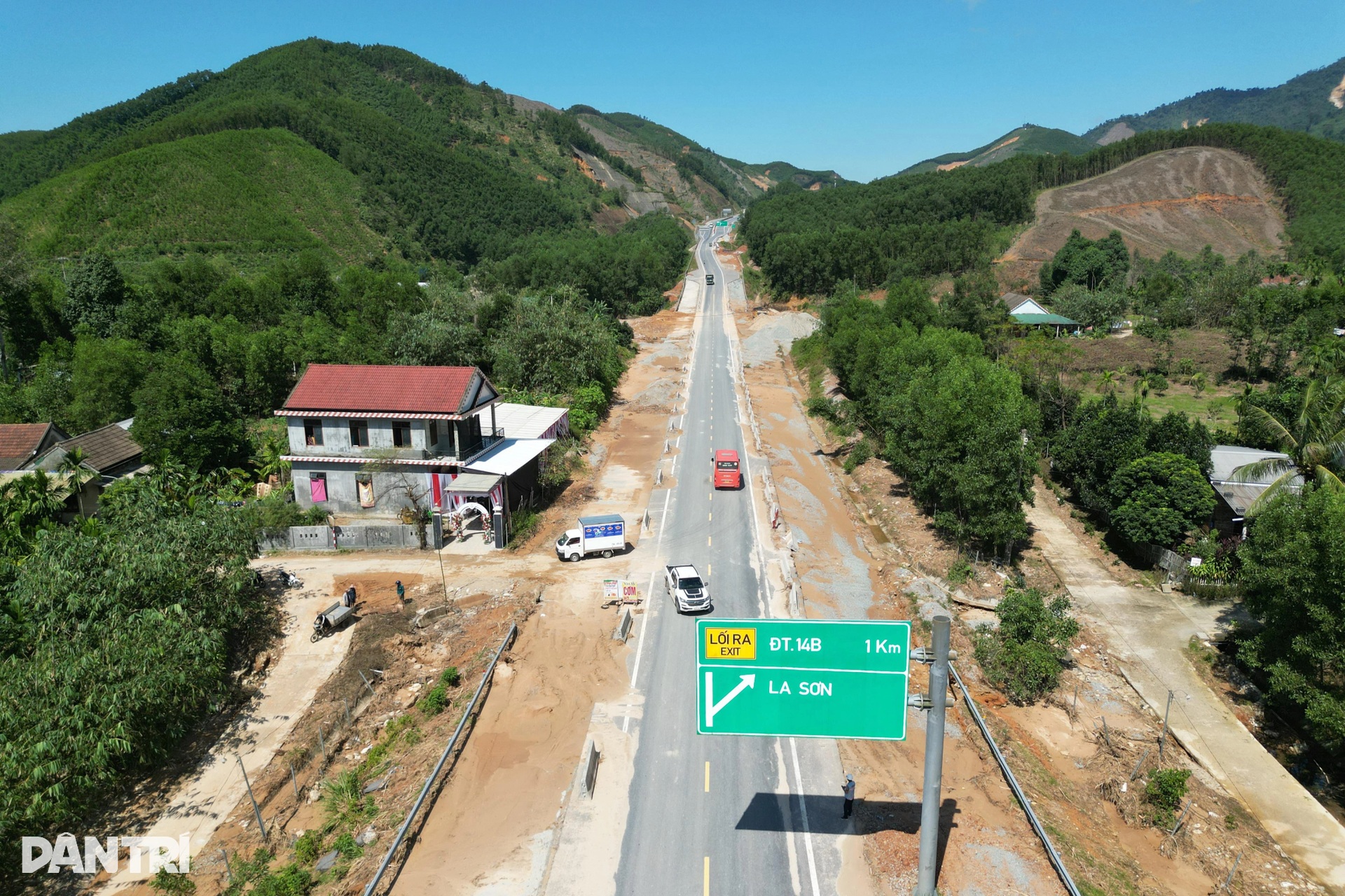 Hiện trạng sạt lở bủa vây cao tốc 2 làn xe La Sơn - Hòa Liên - 3 Hiện trạng sạt lở bủa vây cao tốc 2 làn xe La Sơn - Hòa Liên - 3