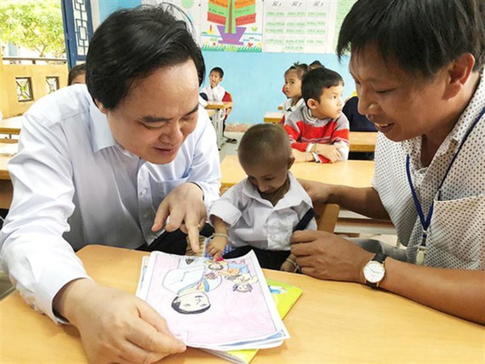 Bộ trưởng GDĐT chia buồn tới gia đình, nhà trường học sinh Đinh Văn K’rể - 2 Bộ trưởng GDĐT chia buồn tới gia đình, nhà trường học sinh Đinh Văn K’rể - 2