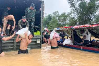 Bộ đội “cõng” hàng tấn gạo lội nước tiếp tế cho vùng vùng lụt ở Đà Nẵng