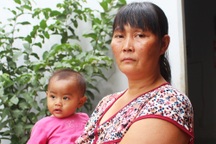 Mẹ lao theo dòng lũ cứu con đang bị cuốn thốc từ nhà ra đường