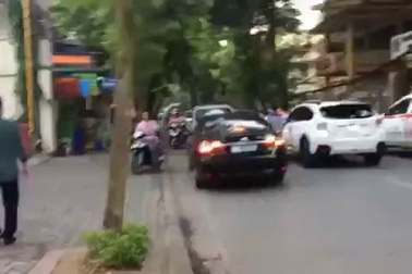 Xôn xao clip xe biển trắng đẩy lùi xe biển xanh đi sai làn