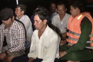 Sóng biển đánh chìm tàu, 13 người được cứu sống, 1 người mất tích