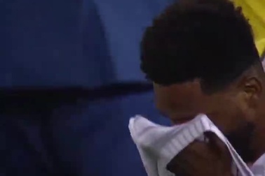 Chuyện thật như đùa ở CAN: Cầu thủ đấm người, rồi… chạy trốn trọng tài