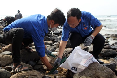 Hàng trăm đoàn viên cùng dọn rác ở danh thắng quốc gia Hòn Yến