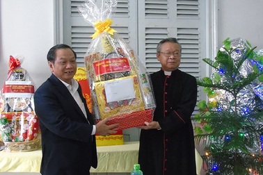 Cần Thơ: Lãnh đạo Thành ủy, Ủy ban tặng quà chúc mừng lễ giáng sinh