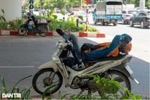 Shipper qua đời sau 18 tiếng làm việc: Nước mắt đàn ông "chảy ngược"