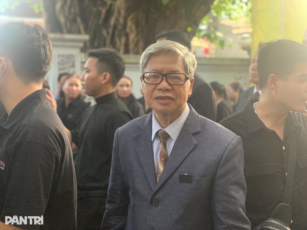 Bạn cũ nghẹn ngào đọc thơ viếng Tổng Bí thư Nguyễn Phú Trọng - 2 Bạn cũ nghẹn ngào đọc thơ viếng Tổng Bí thư Nguyễn Phú Trọng - 2