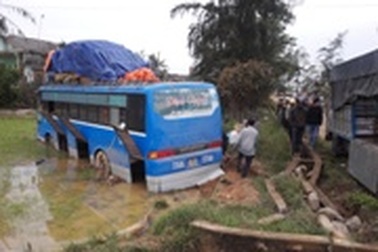 Xe khách mất lái lao thẳng xuống ruộng lúa