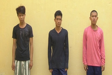 3 thanh niên nhậu say ra đường chặn xe, chống người thi hành công vụ