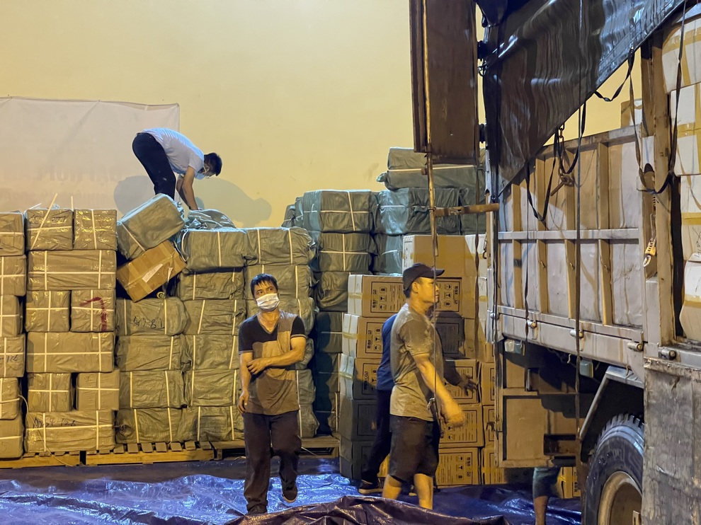 Truy quét kho hàng khủng nghi giả mạo của ông chủ người Trung Quốc - 3 Truy quét kho hàng khủng nghi giả mạo của ông chủ người Trung Quốc - 3