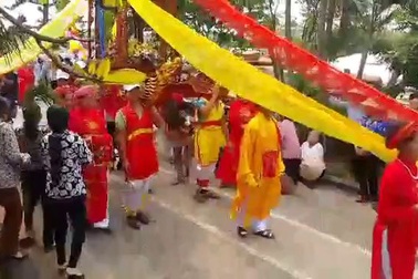 Người dân nô nức rước kiệu mừng Phật Đản