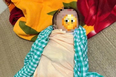 Bé trai hơn 1 tháng tuổi bị bỏ rơi gần chợ