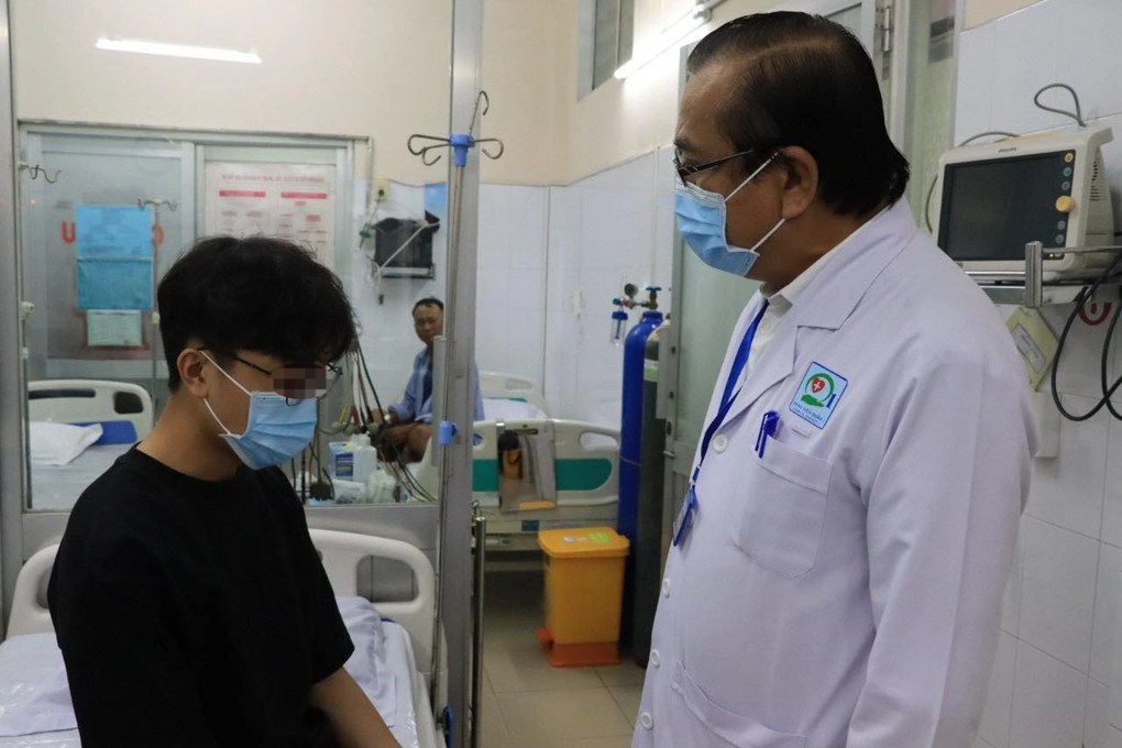 Vụ cây lớn bật gốc trước cổng trường: 7 người gặp nạn, thai phụ nguy kịch - 2 Vụ cây lớn bật gốc trước cổng trường: 7 người gặp nạn, thai phụ nguy kịch - 2