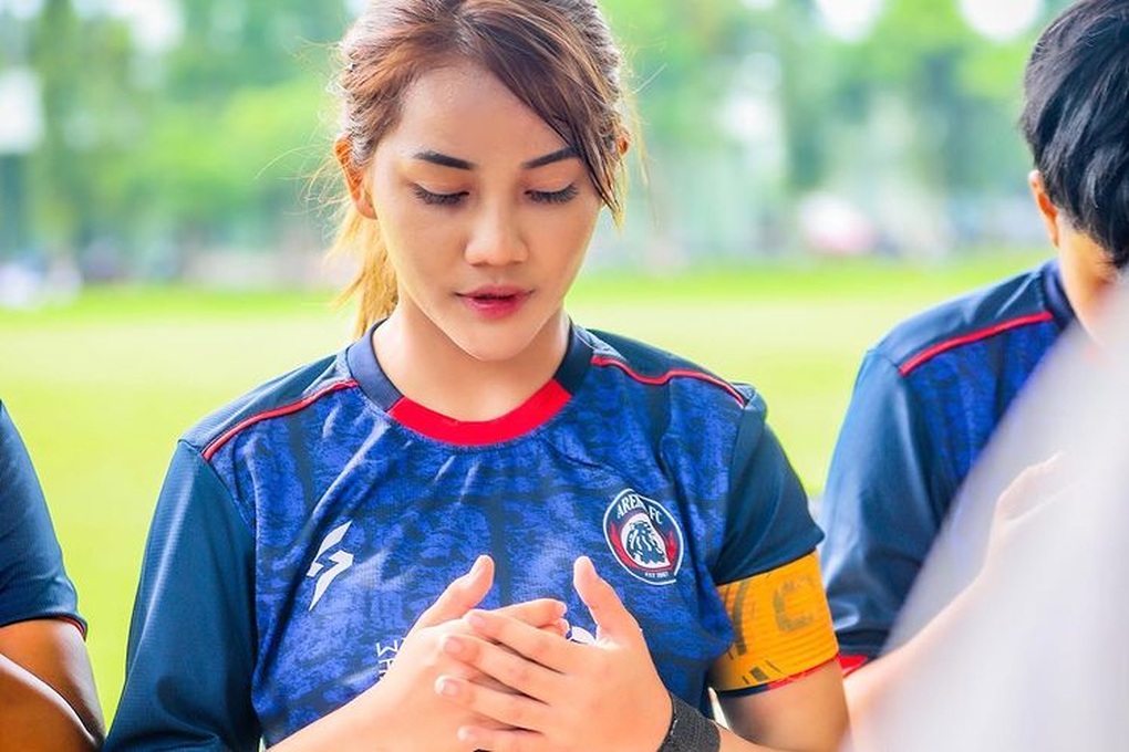 Đội trưởng tuyển nữ Indonesia gây sốt vì vẻ đẹp gợi cảm - 8 Đội trưởng tuyển nữ Indonesia gây sốt vì vẻ đẹp gợi cảm - 8
