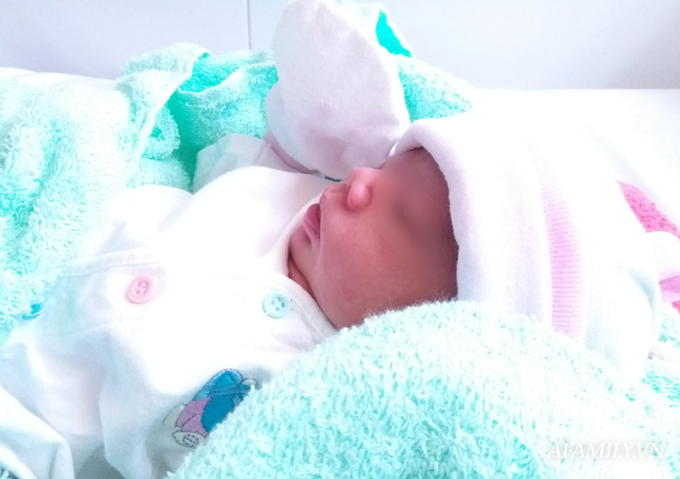 Bác sĩ chạy xe máy chui vào con hẻm nhỏ cấp cứu người phụ nữ đẻ rớt tại phòng trọ Sài Gòn - Ảnh 2. Bác sĩ chạy xe máy chui vào con hẻm nhỏ cấp cứu người phụ nữ đẻ rớt tại phòng trọ Sài Gòn - Ảnh 2.