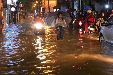 Hà Nội: Đường phố “chết cứng” trong cơn mưa lớn giờ tan tầm