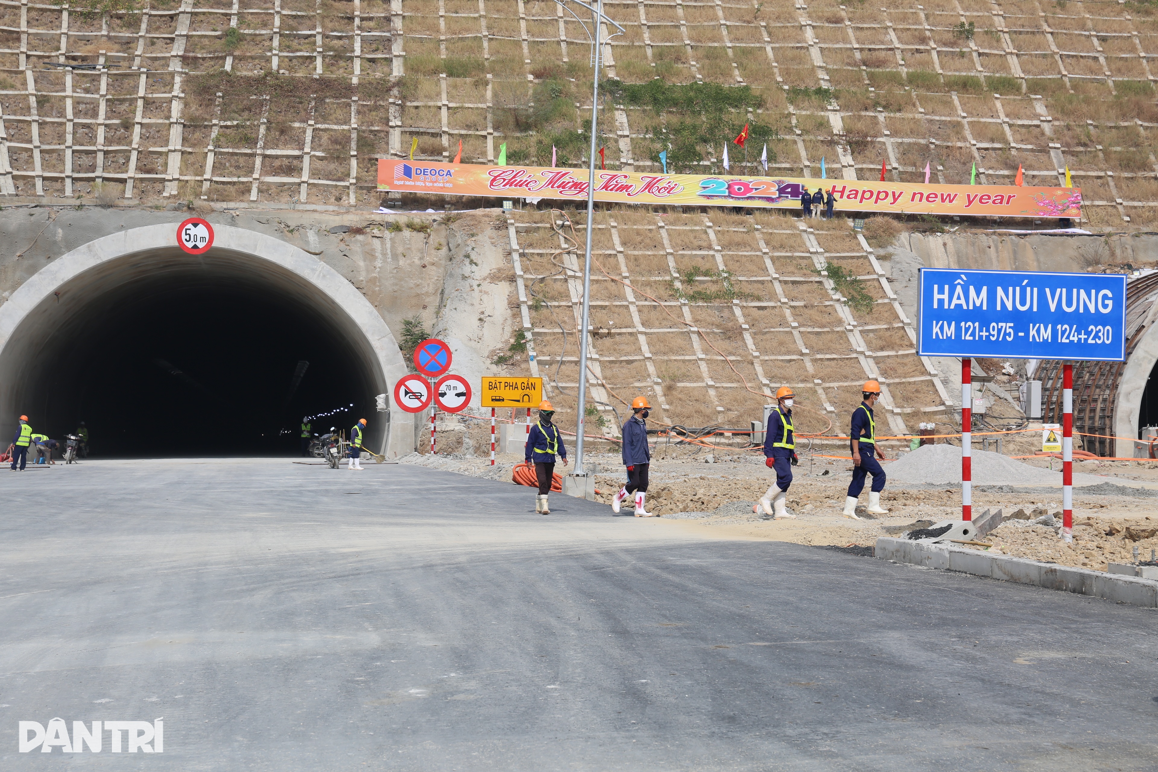 ដំណើរការកាត់ Tet នៅផ្លូវរូងក្រោមដីភ្នំ Vung ផ្លូវល្បឿនលឿន Cam Lam - Vinh Hao ប្តេជ្ញាបញ្ចប់ឆាប់ - 1 Làm xuyên Tết ở hầm núi Vung, cao tốc Cam Lâm - Vĩnh Hảo quyết về đích sớm - 1