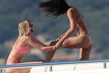 Dàn siêu mẫu nội y bốc lửa trên biển