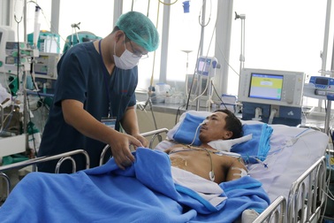 Nạn nhân “ôm” rắn đi cấp cứu đã khả quan, không còn thở máy