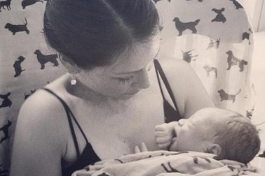 “Thiên thần của Charlie” khoe ảnh con trai đầu lòng