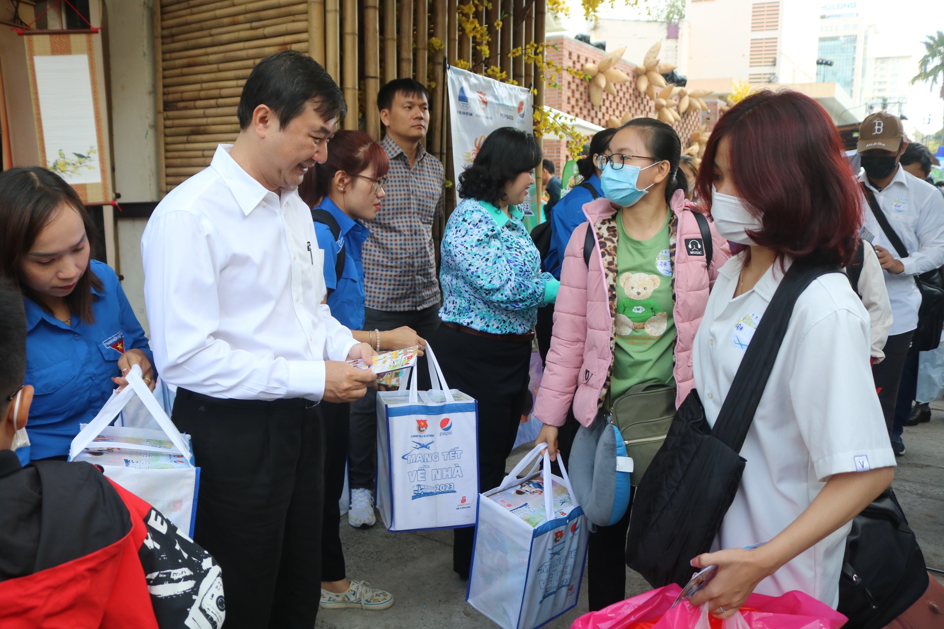Chuyến hồi hương đẫm lệ của anh bảo vệ 21 năm khát... mùi Tết quê - 9 Chuyến hồi hương đẫm lệ của anh bảo vệ 21 năm khát... mùi Tết quê - 9