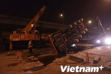 Xe cần cẩu lớn đổ chắn ngang đường trong đêm ở phố Nguyễn Xiển