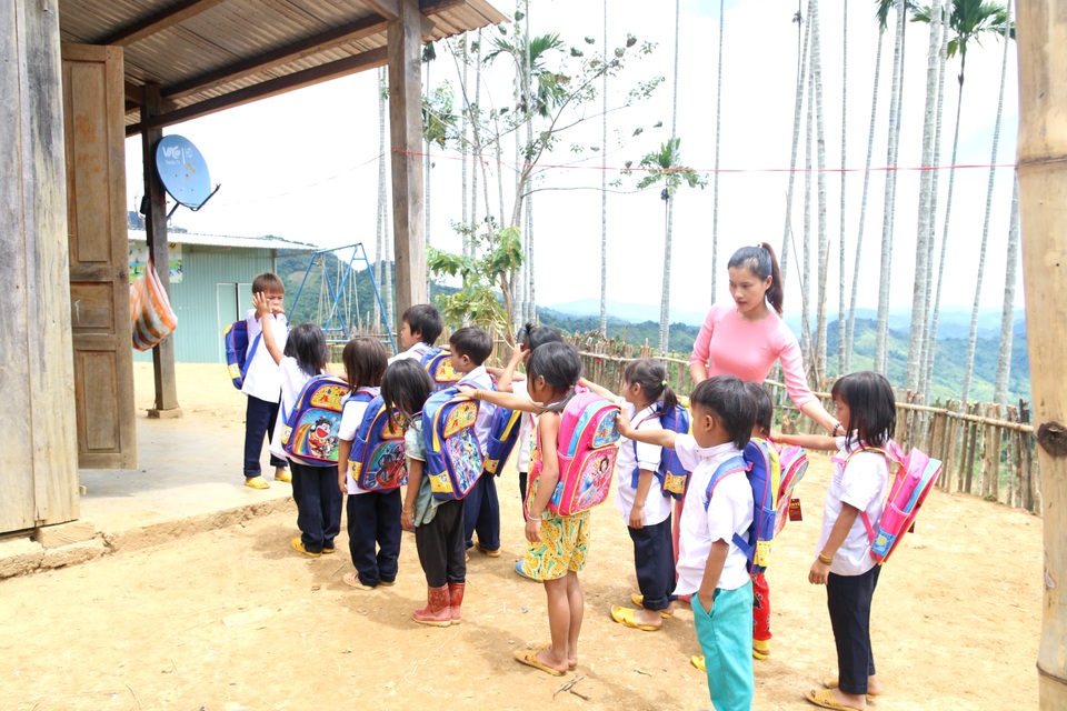 Niềm vui đọc sách ở thư viện mới của học sinh điểm trường vùng cao - 3 Niềm vui đọc sách ở thư viện mới của học sinh điểm trường vùng cao - 3