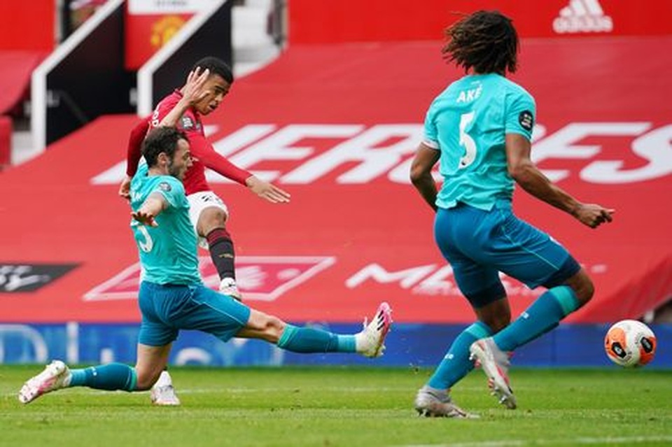 Man Utd 5-2 Bournemouth: Hàng công “Quỷ đỏ” thăng hoa rực rỡ - 12 Man Utd 5-2 Bournemouth: Hàng công “Quỷ đỏ” thăng hoa rực rỡ - 12