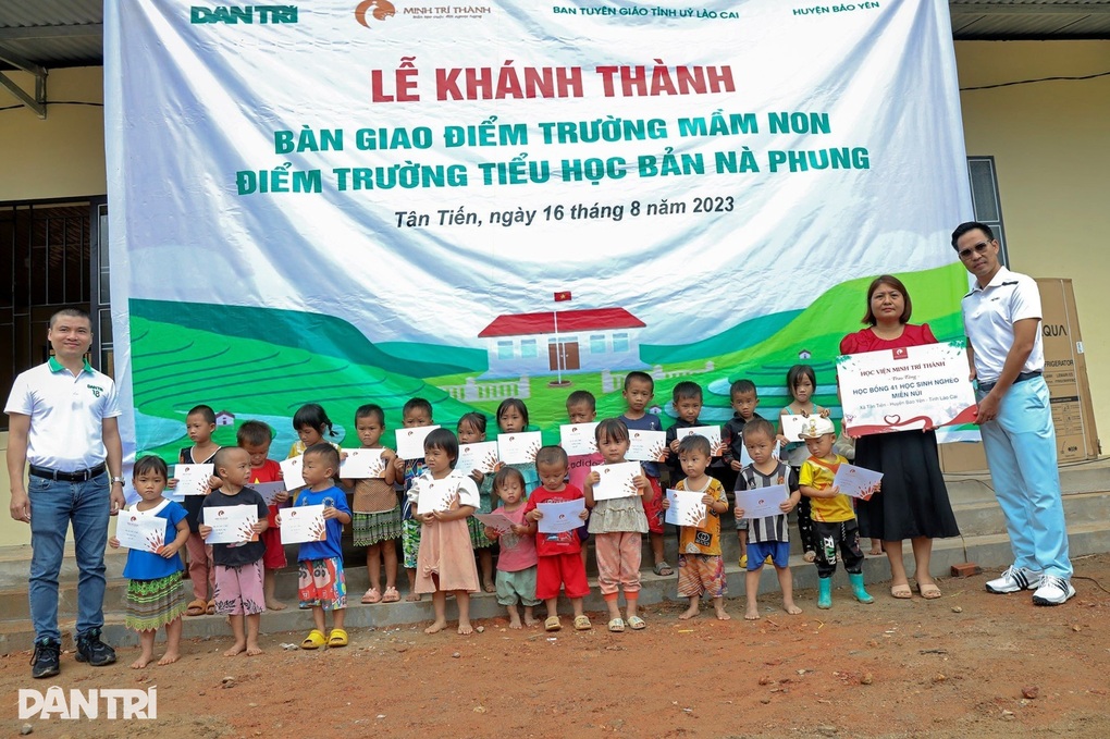 Khánh thành điểm trường Dân trí, chắp cánh ước mơ học sinh bản Nà Phung - 9 Khánh thành điểm trường Dân trí, chắp cánh ước mơ học sinh bản Nà Phung - 9