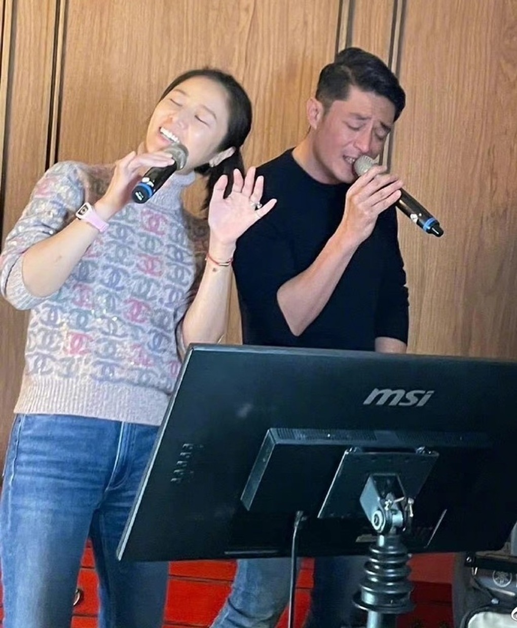 Lâm Tâm Như tựa đầu tình tứ, song ca ngọt ngào cùng ông xã - 2 Lâm Tâm Như tựa đầu tình tứ, song ca ngọt ngào cùng ông xã - 2