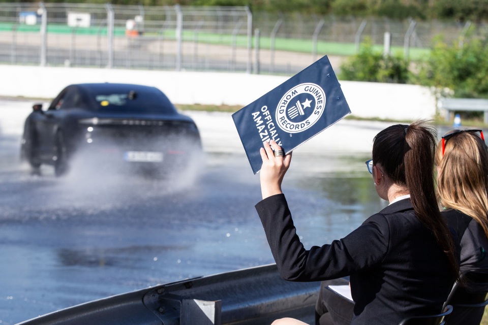 Porsche Taycan lập kỷ lục cú drift bằng xe điện dài nhất thế giới - 3 Porsche Taycan lập kỷ lục cú drift bằng xe điện dài nhất thế giới - 3